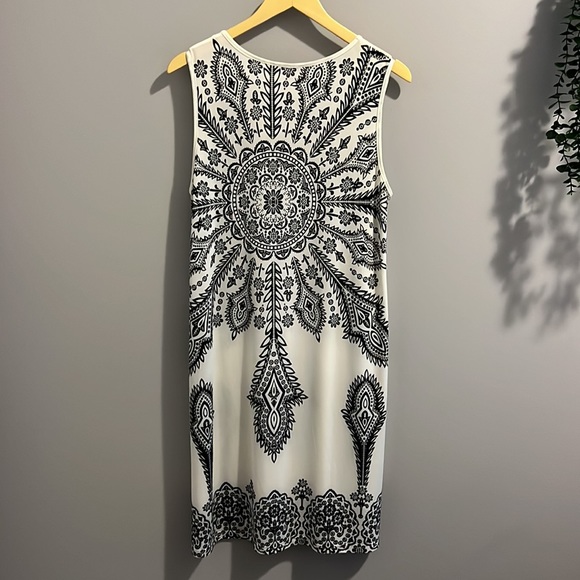 ABSTRACT A-LINE DRESS (10) - Picture 5 of 11